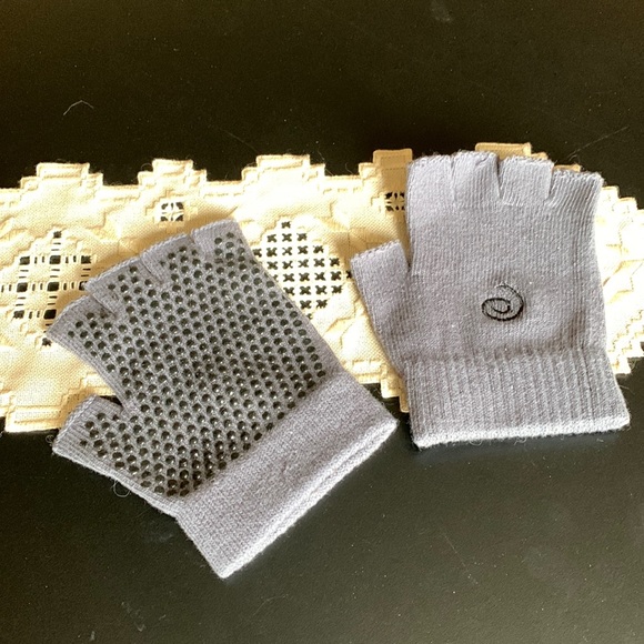 3/10$ Yoga gloves - Picture 2 of 4